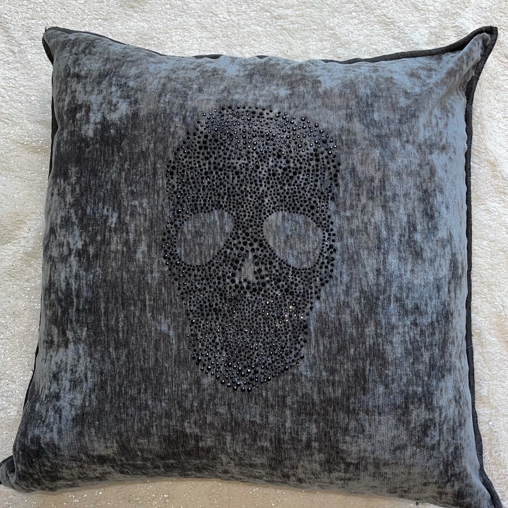 LAST 1 NWT 20x20 Crystal/Rhinestone Bling Skull Velvet Pillow Skeleton Halloween
